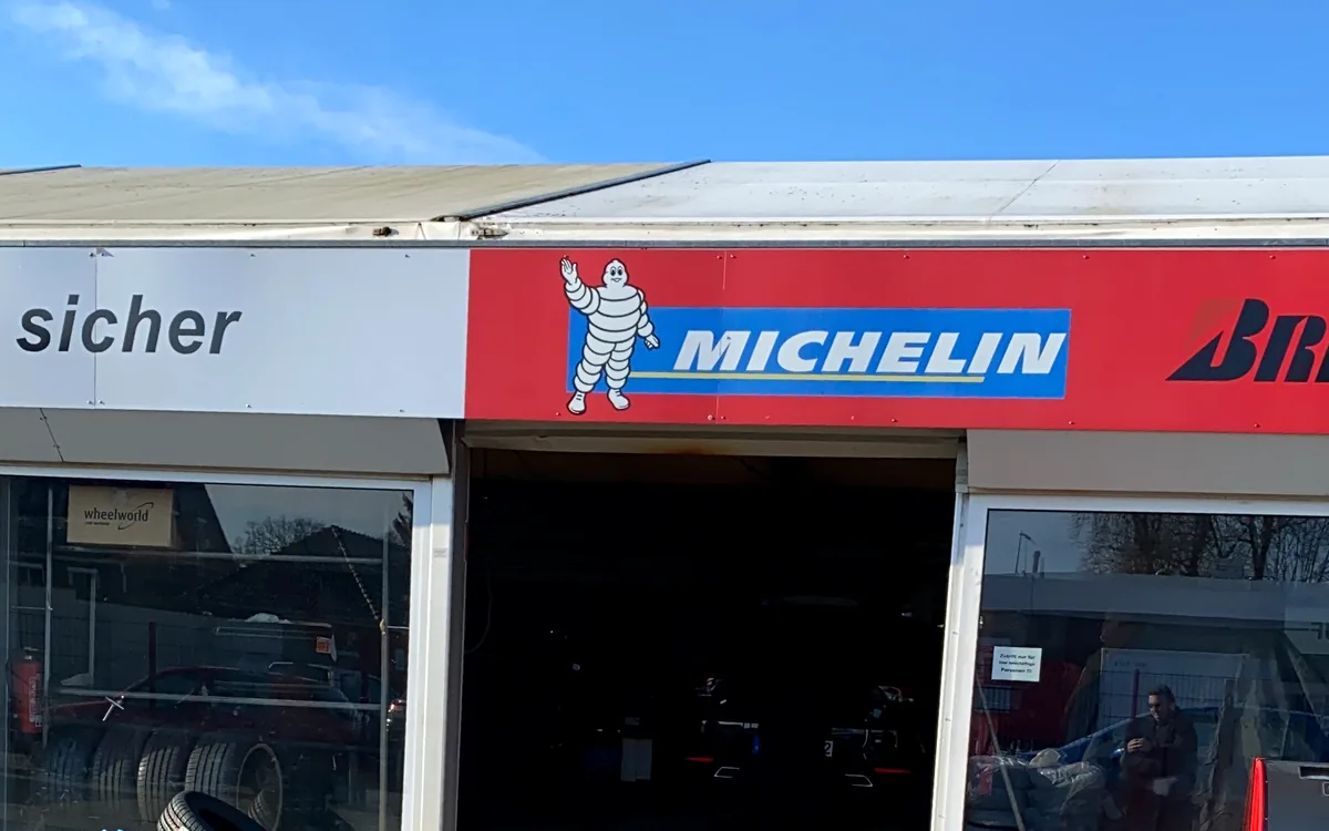 Geöffnetes Werkstatttor vom Reifen Treff mit Michelin-Schriftzug über der Einfahrt